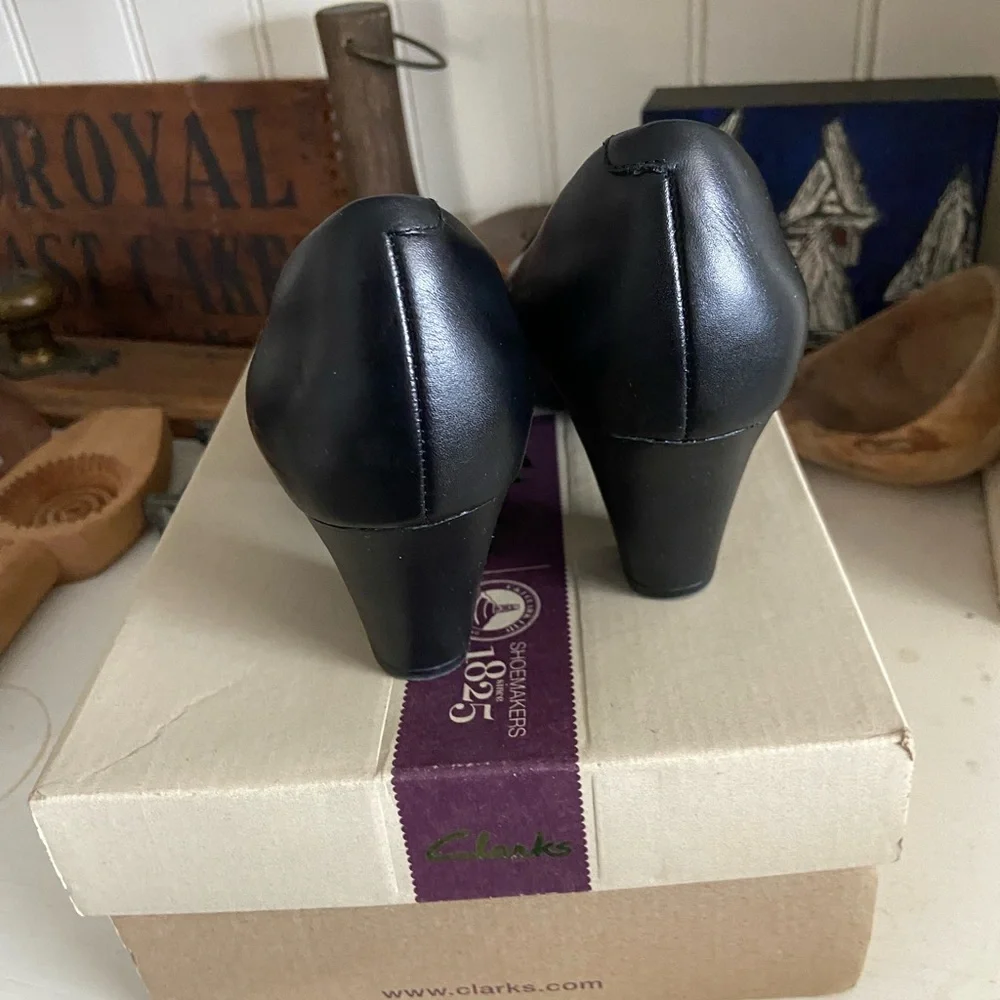 Clarks - Picture 3 of 6